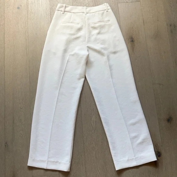 EUC aritzia effortless pant crepette CURVE FIT size 4 light birch - Picture 11 of 15
